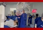 Paciente fica acordada durante cirurgia para retirada de tumor no cérebro, em Curitiba