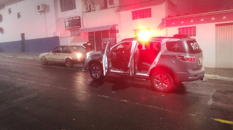 Motorista com CNH suspensa é abordado pela ROTAM e tem o veiculo apreendido.